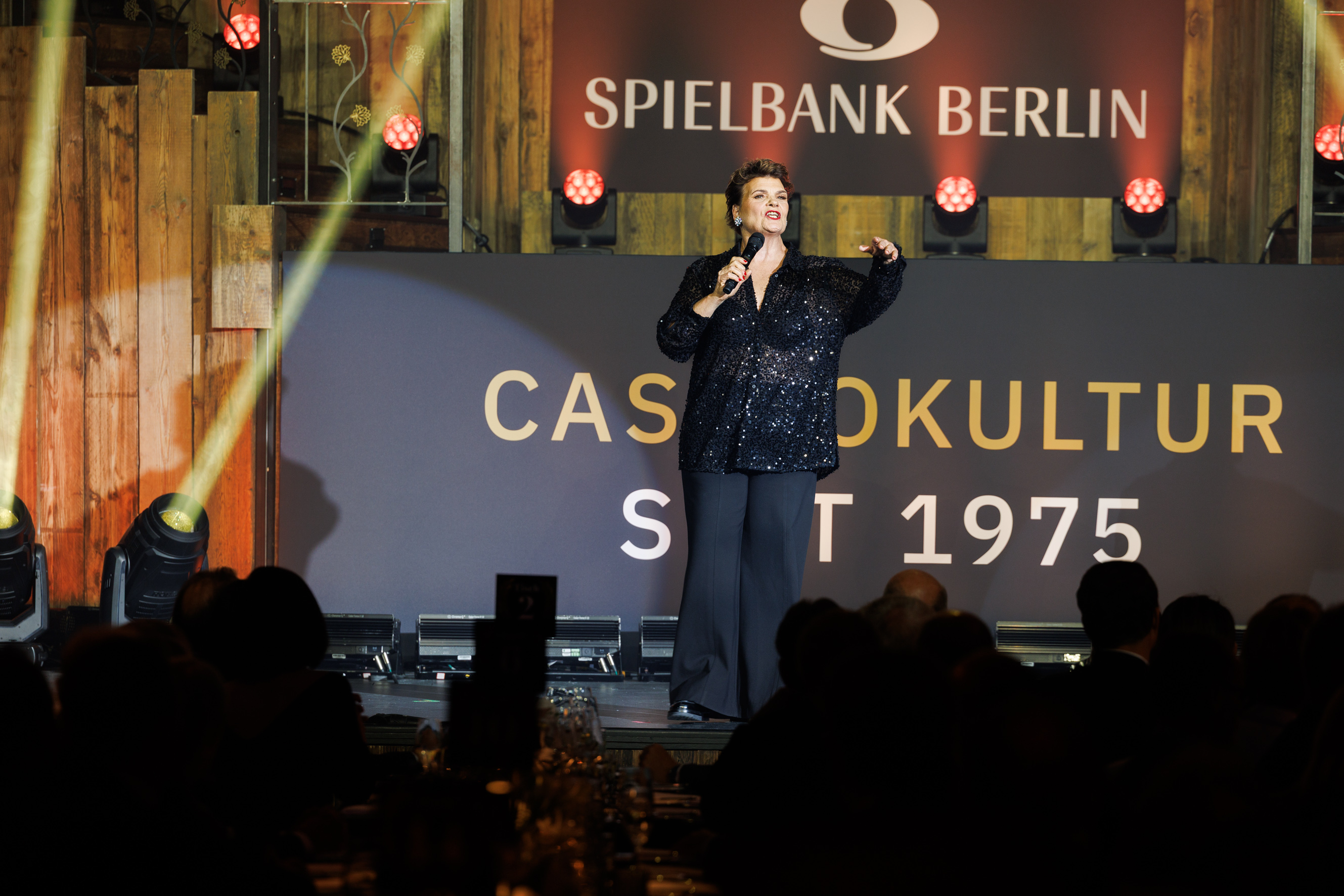 Entertainerin Gayle Tufts – als Moderatorin und Sängerin ein echter Jackpot für die Jubiläumsgala der Spielbank Berlin | Dirk Lässig